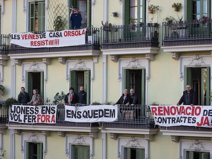 De izquierda a derecha, Josep, Elisenda, Anna, Vasili, Pepi, Chap y Tono, vecinos de la Casa Orsola que ya no tienen contrato y se niegan a marcharse.