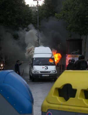 Unidad móvil de TV-3 incendiada por los manifestantes que se oponen al desalojo policial de Can Vies, en Barcelona