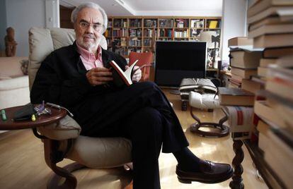 El escritor y cineasta Manuel Guti&eacute;rrez Arag&oacute;n en su casa de Madrid.
