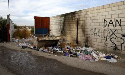 Basura amontonada en la entrada de la calle de Francisco &Aacute;lvarez.