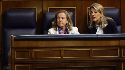 Nadia Calviño y Yolanda Díaz, en el Congreso de los Diputados el pasado 28 de abril.