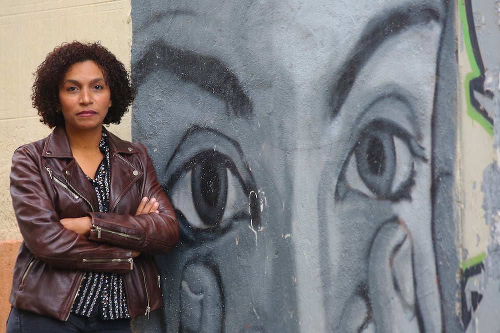 La auxiliar de enfermería Raquel Ozuna en el Hogar Provincial de Alicante.