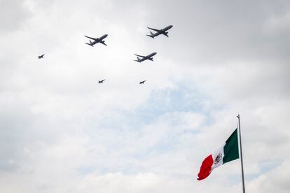 Seis aviones de la Fuerza Aérea sobrevuelan el Zócalo.