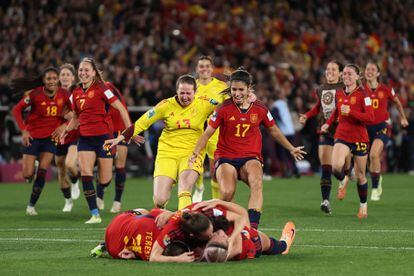 Las jugadoras de la selección celebran el triunfo frente a Inglaterra en el Estadio Australia de Sídney.