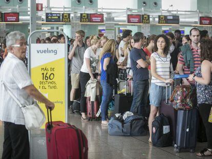 Colas de pasajeros de Vueling en el tercer dia de cancelaciones y retrasos de vuelos en el aeropuerto de El Prat de Barcelona. 