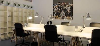 Cada puesto de trabajo consta de silla de oficina, flexo, papelera y archivador.