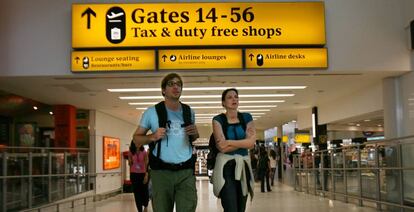 Pasajeros en el aeropuerto londinense de Heathrow.