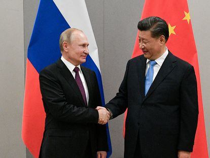 Vladímir Putin y Xi Jinping se saludan durante una reunión en Brasilia (Brasil), en noviembre de 2019.