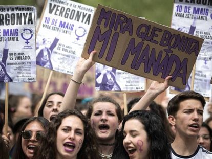 Manifestación estudiantil contra la sentencia por abuso sexual con prevalimiento que falló el Tribunal Superior de Justicia de Navarra en 2018 en el caso de La Manada, en Barcelona.