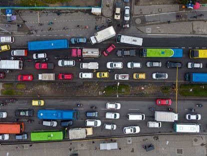 Vista aérea del tráfico en una avenida de Bogotá (Colombia), en septiembre de 2022.