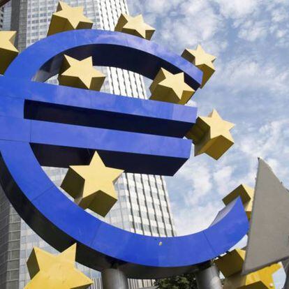 Vista de la escultura con el logo del euro que decora los alrededores de la sede del Banco Central Europeo (BCE) en Fráncfort (Alemania).