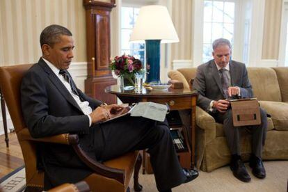 El presidente Obama lamentó durante la entrevista no poder suscribirse a más publicaciones a través de su iPad, que usa frecuentemente.