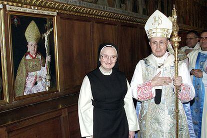 El cardenal de Toledo, Francisco Álvarez Martínez, durante la presentación en 2002 de su retrato, obra d<b>e </b>Isabel Guerra (a su derecha), una de las monjas de la congregación asaltada.