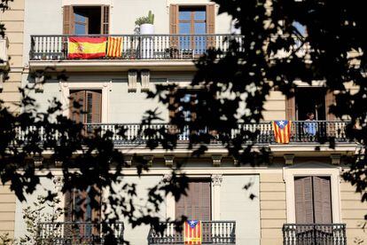 Un edificio en la Gran V&iacute;a de les Corts (Barcelona), con las banderas espa&ntilde;ola, senyera y &#039;estelada&#039;.