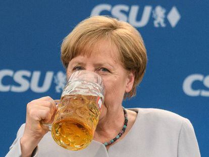 Angela Merkel se refresca tras pronunciar un discurso en un acto de la CSU.