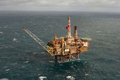 Vista de la plataforma averiada en la costa escocesa de Aberdeen.