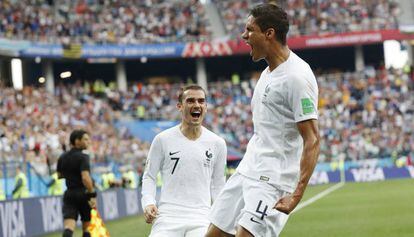 Raphael Varane y Antoine Griezmann celebran el primer gol de Francia ante Uruguay en el Mundial de Rusia 2018.