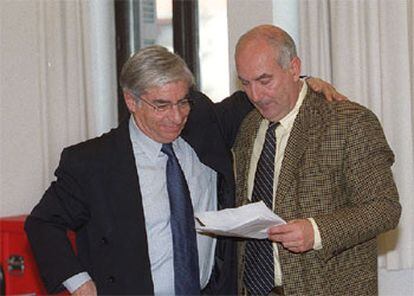 Huertas, secretario del PSE en Guipúzcoa, junto a Pérez Gabarain (derecha), candidato en Andoain.