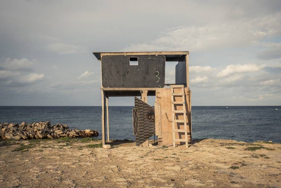Una torre de vigilancia para interceptar embarcaciones con migrantes en la ciudad costera Sabrata. La construcción está hecha con restos de lanchas.