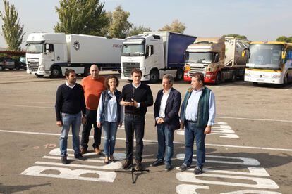 El presidente del Ciudadanos, Albert Rivera, ayer en rueda de prensa tras su reunión con transportistas en el área de servicio de la N-II, en Alfajarín Zaragoza.