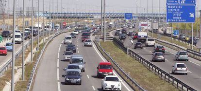 Una caravana de veh&iacute;culos en el kil&oacute;metro 19 de la carretera de Extremadura al inicio de la operaci&oacute;n salida.