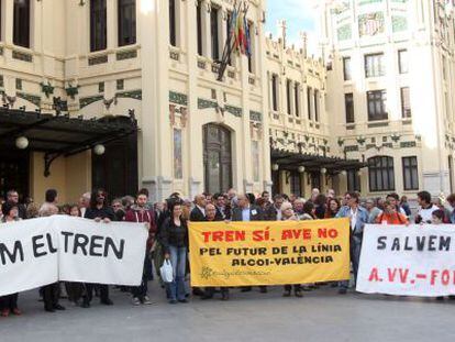 La marcha en defensa de la l&iacute;nea, a su llegada a Valencia
