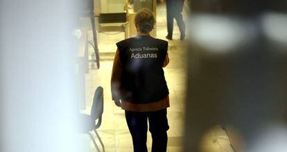 Una agente de la Agencia Tributaria durante un registro.