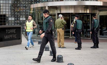 Registros de la Guardia Civil en la Torre Mapfre en Barcelona.