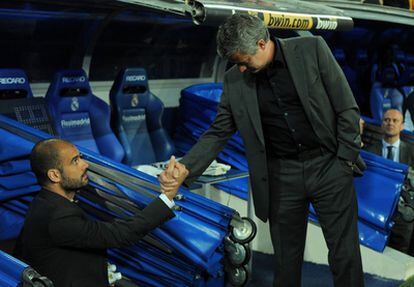 José Mourinho ha recibido en el campo a Pep Guardiola antes de empezar el partido.