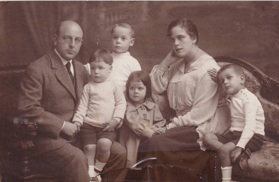 La relació de Pablo Mercader amb la seva esposa Caridad va ser molt convulsa, però el 1918 la família encara estava junta: el pare, amb Georges dempeus i Pablo a la falda, Montserrat i Ramón, amb la mà al braç de la mare.