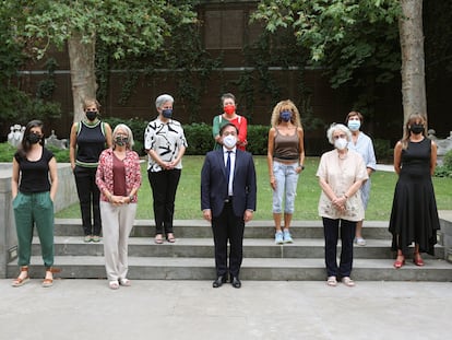 El ministro de Asuntos Exteriores, José Manuel Albares; la presidenta de la agencia Efe, Gabriela Cañas (tercera por la izquierda) y la periodista Soledad Gallego-Díaz (tercera por la derecha), exdirectora de EL PAÍS, en el Palacio de Viana, en Madrid, este miércoles.