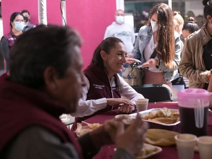 Claudia Sheinbaum, desayuna con beneficiarios del programa de  Sustitución de Vivienda de Tacubaya Sur, antes conocida como Ciudad Perdida.