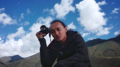 Pawo Choyning Dorji, en el rodaje en 2018 de 'Lunana, un yak en la escuela'.