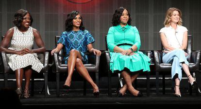 De izquierda a derecha, Viola Davis, Kerry Washington, Shonda Rhimes y Ellen Pompeo.