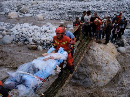 Los equipos de rescate trasladaban este lunes a un herido en la localidad china de Qinggangping, en la provincia de Sichuan, tras el terremoto.