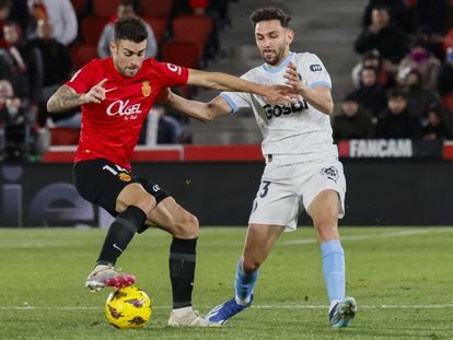 Dani Rodríguez controla el balón ante Iván Martín, durante el partido entre el Mallorca y el Girona.