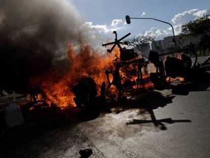 Barricada levantada durante las protestas contra Temer en Brasilia.