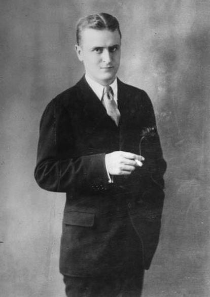 Retrato de estudio del escritor estadounidense Francis Scott Fitzgerald, en 1925.