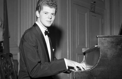 Van Ciburn sentado a su piano en una imagen de 1958.