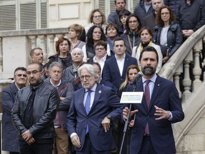 El consejero de Empresa y Trabajo, Roger Torrent, durante la presentación del acuerdo de concertación territorial de las políticas activas de empleo junto a los líderes sindicales, de PIMEC y Foment y las responsables de las asociaciones de municipios.