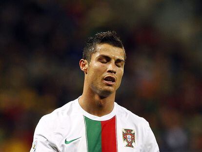 Cristiano Ronaldo se lamenta durante el partido contra España.