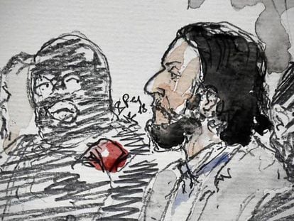 Un dibujo realizado durante la vista oral muestra a Salah Abdeslam (en primer plano) junto a un policía encapuchado.