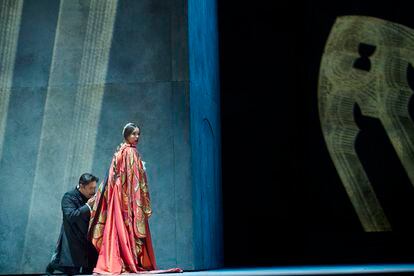 El tenor Javier Camarena y la soprano Nadine Sierra durante el dueto del primer acto, el sábado en Bilbao.