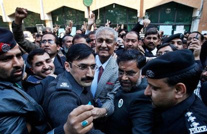 El científico paquistaní Abdul Qadeer Khan, rodeado de policías y abogados, después de haberse dirigido a una convención de juristas en Rawalpandi.