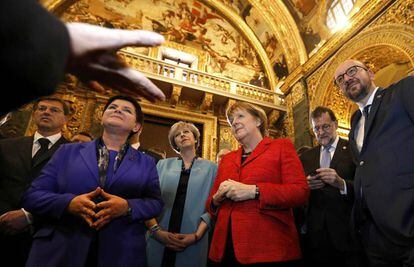 Rajoy (segundo por la derecha), Merkel (con chaqueta roja) y May (centro), este viernes en La Valeta.