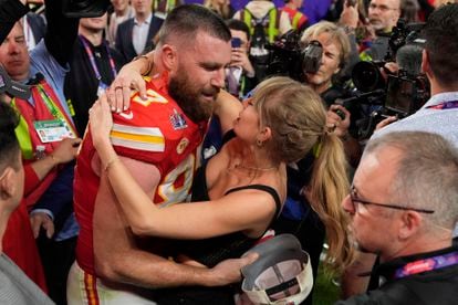Travis Kelce, abraza a Taylor Swift después del partido de fútbol americano del Super Bowl 2024.