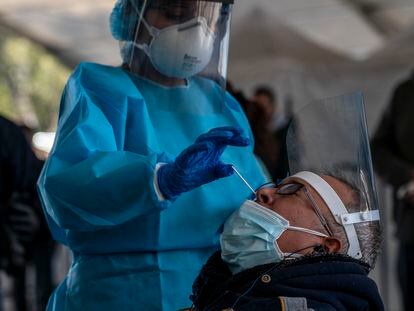 Una profesional sanitaria realiza una prueba de covid-19 a un paciente en Iztapalapa.