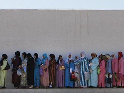 Miles de mujeres hacen cola en Agadir (Marruecos) para intentar ser contratadas como temporeras en la recogida de la fresa en Huelva. 
/ alejandro ruesga
Los empresarios españoles hacen caminar a las aspirantes para comprobar que no tienen problemas físicos.