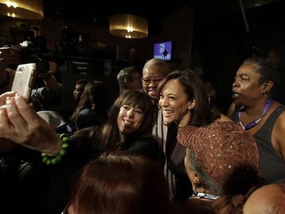 Kamala Harris, con seguidores en un evento de la convención demócrata en San Francisco.