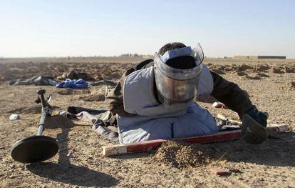 Un afgano busca minas antipersona en Kandahar.